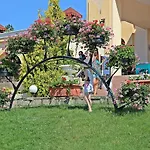Duni Village سوزوبول